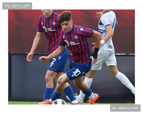 杜埃与穆西亚拉的技术风格差异如何影响他们的进攻参与度？